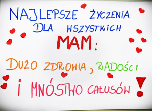 najlepsze życzenia dla wszystkich mam: dużo zdrowia, radości i mnóstwo całusów - napisane kolorowymi mazakami
