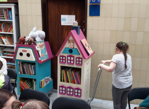 Zajęcia plastyczne i czytelnicze z okazji Dnia Matki