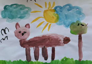 Praca wykonana farbami akwarelowymi. Na zielonej trawie stoi duży, brązowy pies, za nim drzewo, a nad nim dwie chmurki i słoneczko.