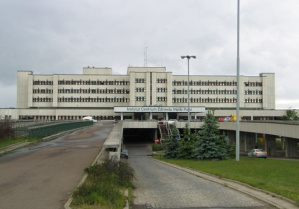 Widać w oddali budynek Centrum Zdrowia Matki Polki