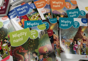 Na zdjęciu podręczniki i ćwiczenia do języka polskiego "Miedzy nami" dla klas 4-8.