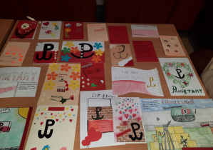 galeria kartek "dla Powstańców" - wykonywanych przez uczniów naszej szkoły