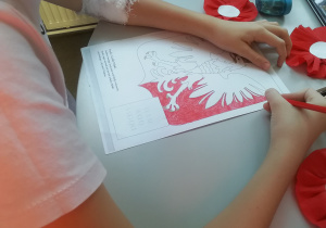 Zdjęcie - dziecko maluje herb Rzeczypospolitej Polskiej.