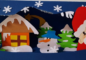 Kartka przestrzenna z ośnieżonym domkiem, bałwanem, choinką, ostrokrzewem i wyglądającym z kartki, św. Mikołajem.