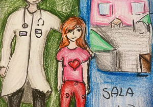 Zdjęcie przedstawia rysunek dziecięcy na którym widzimy lekarza w białym fartuchu i czarnych spodniach, ze stetoskopem na szyi. Stoi on po lewej stronie obrazka obok dziewczynki-pacjentki w czerwonej piżamie z serduszkiem na piersi, spodniach w kropki i kapciach. Postacie stoją na tle zielonej ściany, obok oszklonych drzwi z napisem sala nr 12. Za szybą drzwi widać fragment sali chorych z łóżkiem, taboretem, różowymi ścianami i dwoma oknami.