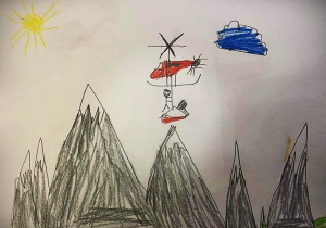 To zdjęcie przedstawia dziecięcy rysunek, na którym widzimy akcję ratowniczą w górach. Na dole pracy narysowane są wysokie, ostro zakończone i ośnieżone na czubkach, góry. Pośrodku, rysunku, nad górami widzimy lecący czerwony helikopter, który ciągnie na linie nosze z rannym. Po linie schodzi do rannego ratownik. Po lewej stronie na górze pracy widzimy niebieski obłoczek, a po prawej stronie mocno świecące słońce.
