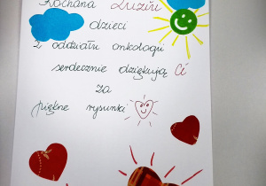 Podziękowania w których napisano: Kochana Zuziu, dzieci z oddziału onkologii serdecznie dziękują Ci za piękne rysunki.