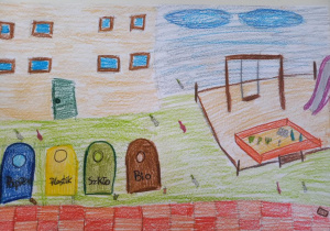 Dziecięca praca plastyczna przedstawiająca podwórko osiedlowe z huśtawką, piskownicą i kolorowe pojemniki do segregacji śmieci.