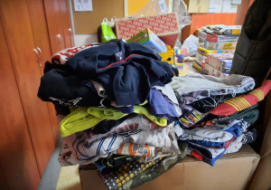 Stos ubrań podarowanych dla dzieci z Ukrainy.