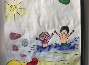 Rysunek dzieci kąpiących się w morzu i kolorowy napis - wakacje.