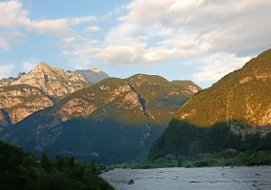 Widok na góry otaczające jezioro.