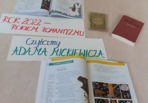 Książki z utworami A. Mickiewicza z hasłem Czytamy A. Mickiewicza i Rok 2022-Rokiem Romantyzmu.