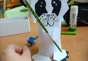 Panda wykonana z rolki papieru i głowy złożonej techniką origami.