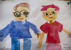Portret babci i dziadka. Babcia w czerwonym ubraniu i z czerwonymi włosami, w okularach. Dziadek w niebieskim garniturze, z brązowymi włosami i w okularach.