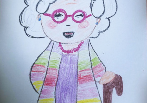 Portret babci, narysowany przez dziecko. Babcia w kolorowym płaszczu i fioletowym ubraniu, z laską, w okularach, z siwymi włosami.