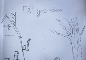 Rysunek wykonany ołówkiem dla babci. Z lewej strony znajduje się dom z kwiatami na balkonie, pośrodku piłka i kwitnący kwiatek, po prawej rośnie drzewo.