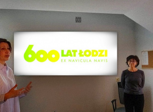 Dwie panie po obu stronach ekranu z logo 600 lat Łodzi.