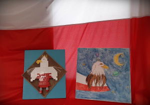 Na naszej biało - czerwonej fladze wiszą dwie prace wykonane przez dzieci, przedstawiające Orły.