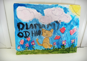 Na zdjęciu praca plastyczna namalowana farbami. Na środku beżowy kot, nad nim białe chmury i żółte słońce. Obok kota różowe kwiaty i czerwone serca. Wszędzie niebieskie tło, na środku napis Dla Mamy od Hani.