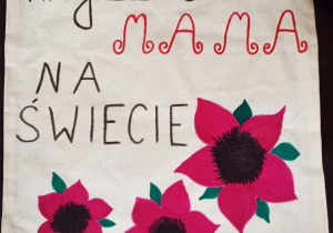 Bawełniana torba z namalowanymi różowo zielonymi kwiatami. Na górze napis Najlepsza Mama na świecie.