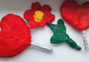 dwa czerwone seca i kwiatek - wykonane z gipsu