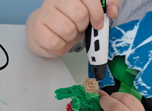 chłopiec wykonujący długopisem 3D ludzika przestrzennego