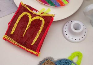 tęczowe serduszko i kolorowy samochód - płaskie przywieszki (breloczki) oraz czerwone pudełko McDonalda z frytkami