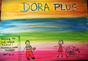 Na zdjęciu namalowana farbami praca plastyczna, na wielokolorowym tle napis Wiedzą to już małe dzieci segregować trzeba śmieci. Obok napisu namalowane dwie postacie. Jedna z nich prowadzi wózek z elektrośmieciami, druga osoba ma na koszulce napis Dora Plus. Na górze pracy niebieski napis Dora Plus.