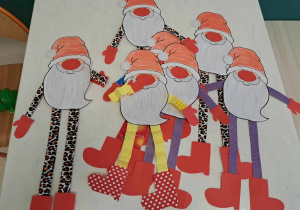 Na białym karonie leżą Mikołaje wykonane przez dzieci.