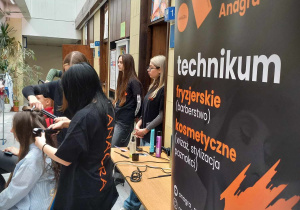 Uczniowie Anagry Łódzkiej Szkoły Mody Kosmetologii Fryzjerstwa wykonują fryzury dziewczynkom.