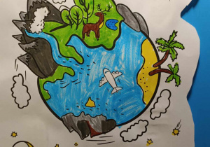 Kolorowanka przedstawiająca kulę ziemską, a na niej rosnące drzewa, jeleń, wyrastające z niej góry. Nad nią słońce, lecący samolot i balon pasażerski.