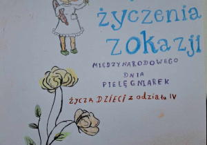 Laurka narysowana dla Pań Pielęgniarek. Na górze kartki po lewej stronie narysowana jest pielęgniarka, pod nią kremowa różyczka, z prawej strony napisane są życzenia.