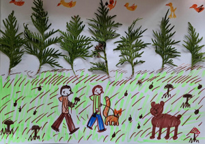 Na białym kartonie w poziomie w równym rzędzie naklejone są przestrzenne drzewa z tui. Nad nimi fruwają liczne ptaki. Na jednym drzewie siedzi wiewiórka. Dolna część kartki została namalowana jak leśna polana, po której kroczą dwie osoby z psem na smyczy. Spotkali uśmiechniętego niedźwiedzia...