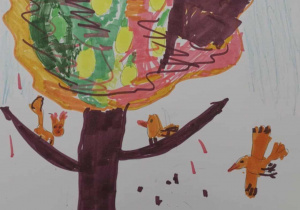 Praca wykonana mazakami. Przedstawia kolorowe drzewo, na którego gałęziach siedzą wiewiórka i ptak. Drugi, duży ptak leci obok drzewa. Autorką dzieła jest 7- letnia Antosia