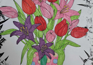 W różowym wazonie kolorowe lilie i tulipany.