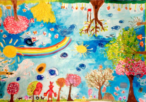 Obraz jest pełen kolorów i fantazji, przedstawiając surrealistyczny krajobraz w stylu dziecięcej ilustracji. Opis szczegółowy: Tło: Dominują odcienie błękitu, które tworzą wrażenie nieba lub przestrzeni wodnej. Widać rozproszone plamy i kształty w różnych odcieniach niebieskiego, co nadaje obrazowi dynamiczny charakter. Elementy główne: Słońca: Dwa żółte słońca – jedno po lewej stronie, drugie bliżej środka, z promieniami rozchodzącymi się na wszystkie strony. Tęcza: Duża, kolorowa tęcza biegnie poziomo przez środek obrazu, dodając radosny akcent. Drzewa: Na dole obrazu kilka drzew w różnych kolorach: zielone, różowe, pomarańczowe, z kwiatami i liśćmi. Na górze obrazu drzewa rosną „do góry nogami”, z korzeniami skierowanymi w dół, co tworzy efekt odwróconego świata. Postać: W dolnej części obrazu znajduje się czerwona postać przypominająca zwierzę lub fantastycznego stwora, obok mniejszych elementów (np. koszyczek, jajka). Dodatkowe szczegóły: W tle unoszą się różne abstrakcyjne kształty – niebieskie plamy, małe rybki, kolorowe punkty. Na górze widoczne są wiszące elementy przypominające owoce lub lampki. W całej kompozycji pojawiają się motywy kwiatowe i liściaste, szczególnie w drzewach.