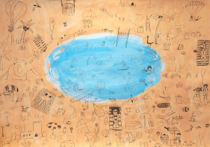 "Razem na wakacjach" - Obraz przedstawia dużą, jasnobrązową powierzchnię przypominającą plażę z centralnie umieszczonym niebieskim obszarem imitującym wodę – wygląda jak staw lub basen. Wokół i w środku tego niebieskiego obszaru znajdują się liczne rysunki wykonane czarnym cienkopisem, w stylu dziecięcych szkiców.