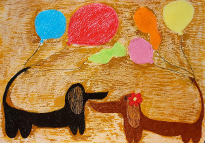 Obraz przedstawia kolorową, radosną scenę w stylu ilustracyjnym: Główne elementy: Na środku znajdują się dwa psy rasy jamnik, narysowane w uproszczonym, dekoracyjnym stylu. Jamnik po lewej stronie jest czarny z brązowym pyskiem. Jamnik po prawej stronie jest brązowy, z jaśniejszym pyskiem i ozdobiony czerwoną kwiatową ozdobą na głowie. Tło i otoczenie: Tło jest w odcieniu jasnobrązowym, z fakturą przypominającą pastelowe lub kredowe pociągnięcia, co nadaje obrazowi ciepły, ręcznie robiony charakter. Dodatkowe elementy: Nad psami unoszą się kolorowe balony na sznurkach: Niebieski, czerwony, pomarańczowy, żółty, różowy oraz zielony w kształcie fali. Balony są rozmieszczone w górnej części obrazu, dodając wrażenie lekkości i zabawy. Kompozycja: Psy stoją naprzeciw siebie, jakby się witały lub prowadziły „rozmowę”. Balony są przymocowane do ich grzbietów, co nadaje scenie humorystyczny, bajkowy charakter. Całość jest utrzymana w pogodnym, dziecięcym stylu, z jasnymi, kontrastującymi kolorami i prostymi kształtami. Obraz wywołuje skojarzenia z zabawą, przyjaźnią i beztroską atmosferą.
