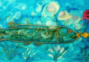 Obraz przedstawia podwodną scenę w intensywnych odcieniach błękitu i turkusu, wykonaną w technice akwareli z dodatkiem konturów i detali. Opis szczegółowy: Tło: Cała kompozycja utrzymana jest w chłodnych tonach niebieskiego, z efektami rozmycia i plamami przypominającymi bąbelki powietrza. Widać jasne, rozświetlone obszary, które nadają wrażenie głębi i ruchu w wodzie. Główne elementy: Duża ryba: Zajmuje centralną część obrazu, skierowana w prawo. Sylwetka jest zielono-turkusowa z marmurkowym wzorem, obramowana złotym konturem. Oko ryby jest wyraźnie zaznaczone, spiralne, w odcieniach żółci i brązu. Mała rybka: Znajduje się tuż przy pysku dużej ryby, w kolorze żółtym, jakby w interakcji (może „rozmowa” lub „pocałunek”). Meduza: W prawym górnym rogu widoczna jest różowa meduza z uśmiechniętą buźką, co nadaje ilustracji humorystyczny, bajkowy charakter. Rośliny wodne: Na dole obrazu widać zielone, delikatne kształty przypominające wodorosty. Charakter pracy: Styl jest dekoracyjny, z elementami fantazji – realistyczne formy ryb połączone z bajkowymi detalami (uśmiechnięta meduza). Kolorystyka jest harmonijna, dominują błękity i zielenie, przełamane akcentami złota, różu i żółci. Ogólne wrażenie: Obraz przedstawia spokojny, ale jednocześnie radosny podwodny świat, pełen życia i kolorów. Może symbolizować harmonię natury i zabawę w interpretacji morskich motywów.