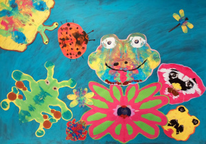 Obraz jest pełen intensywnych kolorów i przedstawia fantazyjną, radosną kompozycję na tle w odcieniu turkusowo-niebieskim, przypominającym wodę lub niebo. Opis szczegółowy: Tło: Cała powierzchnia jest pokryta jednolitym, niebieskim kolorem z delikatnymi smugami, co nadaje wrażenie głębi. Elementy główne: Duże, kolorowe kształty: Centralnie znajduje się duży, wielobarwny kształt przypominający uśmiechniętą żabę – ma oczy, szeroki uśmiech i plamy w odcieniach zieleni, żółci, różu i niebieskiego. Obok widoczny jest duży kwiat w jaskrawych kolorach: różowe płatki z zielonymi akcentami i ciemnym środkiem. Pozostałe formy: W górnej części – biedronka w czerwieni z czarnymi kropkami. W prawym górnym rogu – ważka z żółtymi skrzydłami i niebieskim tułowiem. Wokół rozmieszczone są mniejsze, abstrakcyjne kształty w odcieniach zieleni, żółci, pomarańczu i czerwieni – przypominają owady lub fantazyjne plamy. Kolorystyka: Bardzo żywa i kontrastowa – dominują odcienie zieleni, różu, czerwieni, żółci i błękitu. Każdy element jest wyraźnie odcięty od tła, co nadaje kompozycji efekt kolażu.