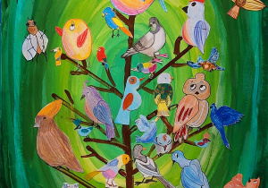 "Razem na drzewie" - praca przedstawia kolorową, dekoracyjną kompozycję z motywem drzewa pełnego ptaków, na tle intensywnie zielonego tła. Opis szczegółowy: Tło: Dominują odcienie zieleni – od jasnej w centrum po ciemniejszą przy krawędziach, tworząc efekt głębi i skupienia uwagi na środku obrazu. Tło jest malowane szerokimi pociągnięciami pędzla, co nadaje mu dynamiczny charakter. Główny motyw – drzewo: W centrum znajduje się brązowe drzewo z prostymi, rozchodzącymi się gałęziami. Na gałęziach siedzi wiele różnorodnych ptaków – każdy w innym stylu i kolorystyce, co nadaje kompozycji wrażenie bogactwa i różnorodności. Ptaki: Są wykonane w technice kolażu – wycięte i naklejone na tło, z wyraźnymi konturami i intensywnymi barwami. Widać ptaki w odcieniach żółci, pomarańczu, czerwieni, błękitu, fioletu, różu, a także bardziej stonowane w szarościach i brązach. Niektóre ptaki mają fantazyjne wzory i ozdobne pióra, inne są bardziej realistyczne. Wśród nich można dostrzec sowę, gołębia, papugę, małe ptaszki i egzotyczne formy. Na dole obrazu znajduje się kolorowy ptak z rozłożystym ogonem, przypominający pawia. W prawym dolnym rogu widoczne jest jajko, co dodaje symbolicznego akcentu.