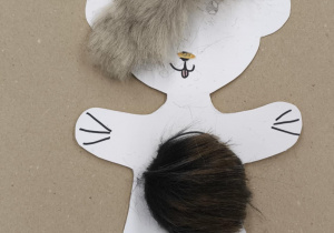 Praca plastyczna przedstawiająca misia z papieru ozdobionego futerkiem na głowie i brzuszku.