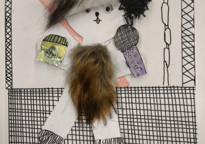 Na zdjęciu znajduje się praca plastyczna przedstawiająca misia wkomponowanego w narysowaną scenę. Miś jest wykonany z papieru i ozdobiony różnymi materiałami: na głowie ma jasne i czarne futerko, na brzuszku brązowe futerko, a w łapkach trzyma papierowe rekwizyty – mikrofon i kubek z kolorowymi detalami. Tło jest narysowane czarnym markerem w formie kratki, przypominającej scenę lub estradę, z dodatkowym różowym elementem w tle.