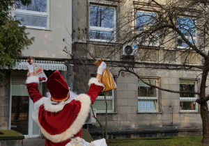 Mikołaj ze Snieżynką pozdrawia dzieci w szpitalu