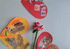 Trzy serduszka ikwiatek z kreatywnych drucików.