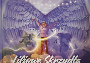 Na okładce widzimy dziewczynkę w różowej bluzie z rozłożonymi ramionami, za którą rozświetlają się duże, liliowe skrzydła. Nad nią unoszą się światełka i chmury, a obok pojawiają się fantastyczne, skrzydlate stworzenia. U dołu leży otwarta książka, z której jakby wypływa cały magiczny świat. Całość tworzy baśniowy, pełen światła i nadziei obraz.