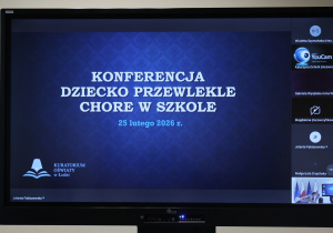 Na zdjęciu widać ekran z trwającej konferencji online zatytułowanej „Dziecko przewlekle chore w szkole”, odbywającej się 25 lutego 2026 r.. Widać slajd tytułowy oraz listę uczestników po prawej stronie, co sugeruje, że spotkanie prowadzone jest w formie wideokonferencji. Organizatorem jest Kuratorium Oświaty w Łodzi