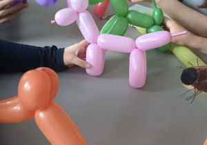 Zdjęcie przedstawia pieski wykonane z balonów na warsztatach z p. Aleksandrą Skibą.