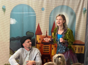Zdjęcie przedstawia aktorów teatralnych kobietę i mężczyznę.