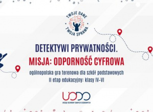 Grafika promuje ogólnopolską grę terenową „Detektywi Prywatności. Misja: Odporność Cyfrowa”, skierowaną do uczniów szkół podstawowych i ponadpodstawowych. Wydarzenie zachęca mł